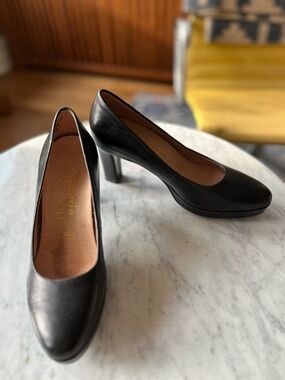 Black Leather Mid-Heel Pumps by Tamaris